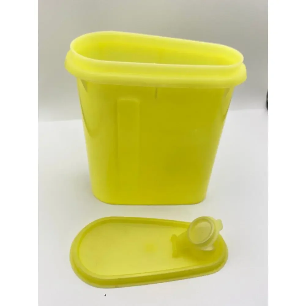 Vintage Tupperware 792 Yellow 1 Qt Beverage Buddy Store & Pour Container
